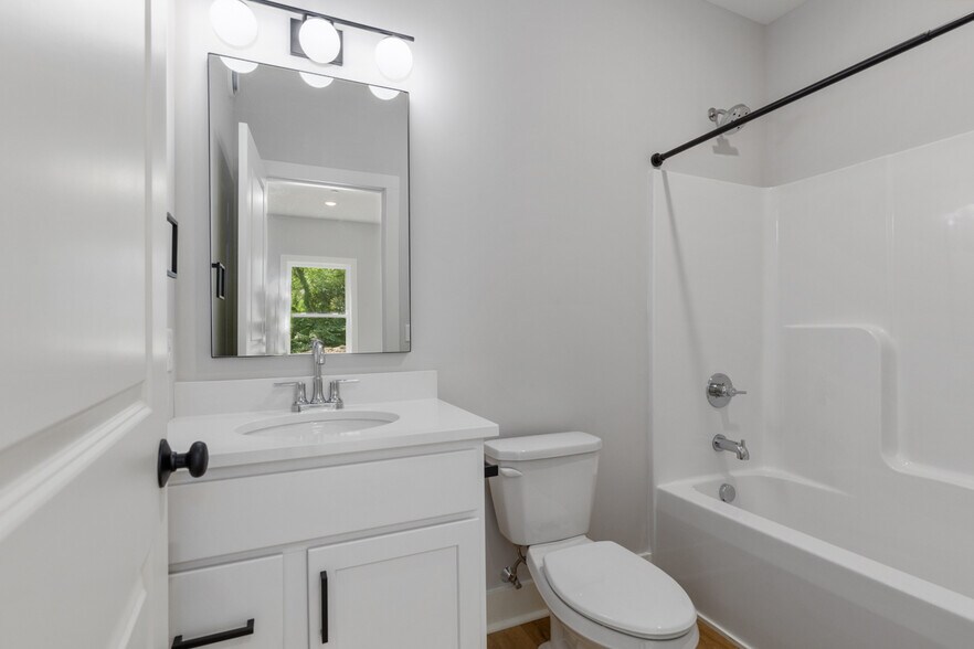 Building Photo - 1004 Diamond Ave NE