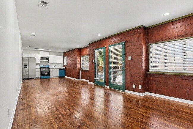 Building Photo - 405 N Prairie Ave