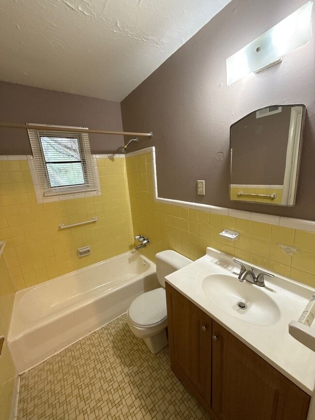 Building Photo - 4493 Westmont Rd