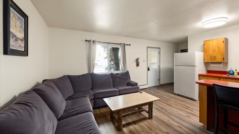 Building Photo - 1022 9th St W