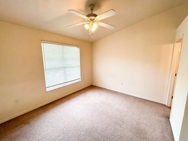 Building Photo - Victoria Station #134