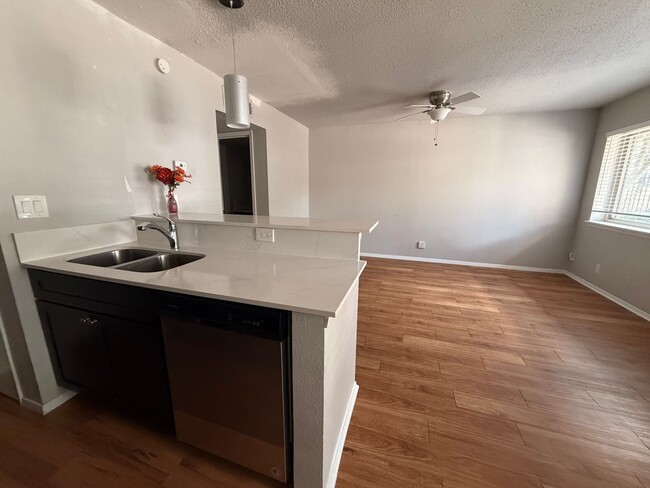 Building Photo - 1bed/1bath condo in 78704
