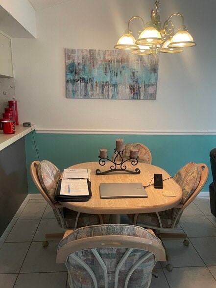 Kitchen Table stays - 6424 Spring Flower Dr