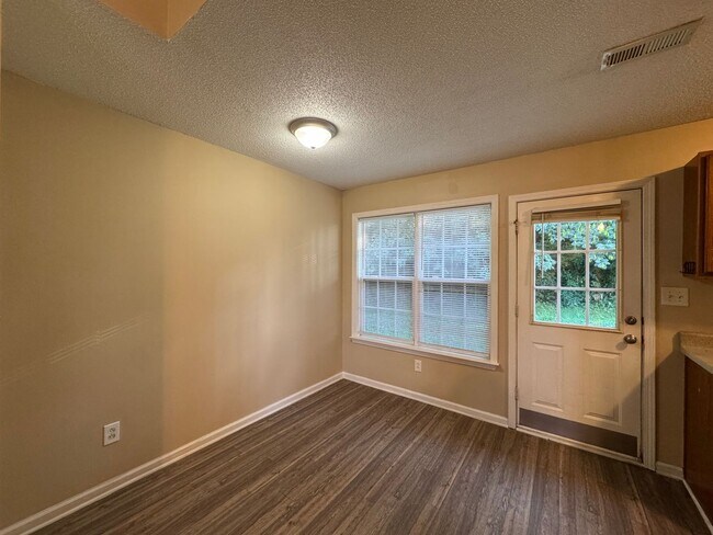 Building Photo - Cozy Single Family Home!!