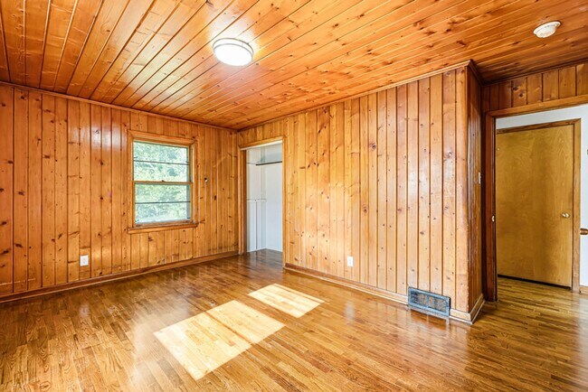 Building Photo - Updated 3-Bedroom Home with Attached Garage & Full Basement