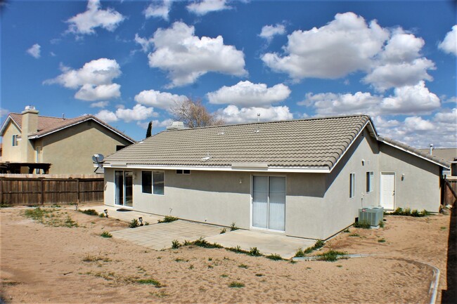 Building Photo - Roomy 4 bedroom home in Hesperia