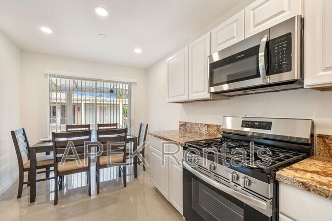 Building Photo - 1425 Vía Soledad