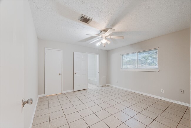 Building Photo - 2021 Kingsdale Dr