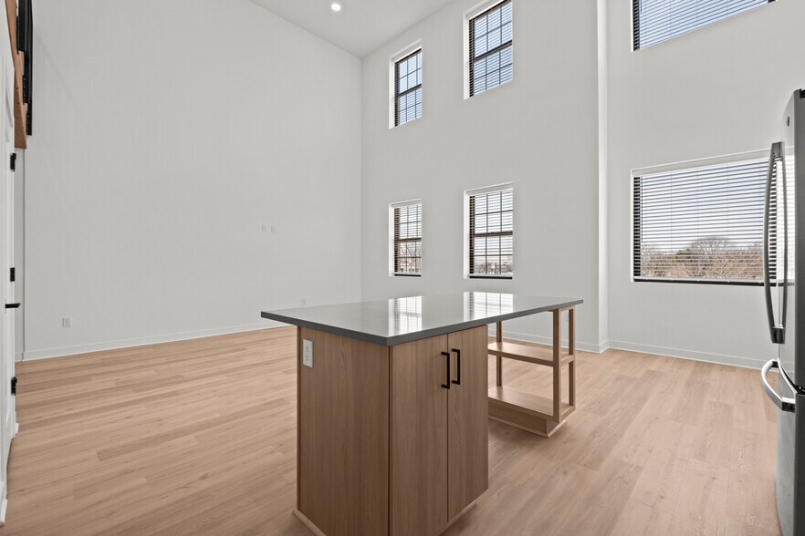 Building Photo - 3009 N Oak Trafficway