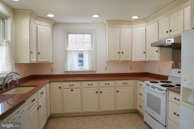 Building Photo - 244 Williams Rd