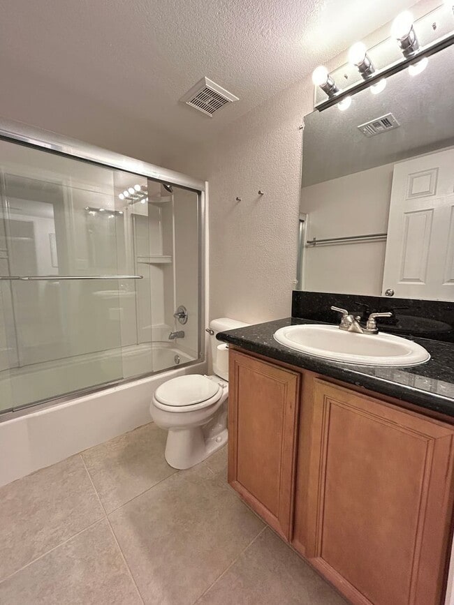 Building Photo - 2 Bed | 2 Bath Condo in Gated Phoenix Community
