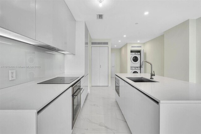 Building Photo - 700 NE 24th St