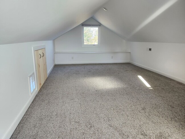 Building Photo - Large, Remodeled Single Family 4 BR House in Staunton