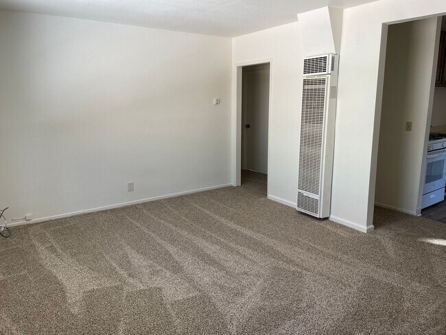 Building Photo - 1049