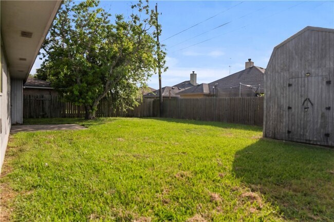 Building Photo - 2809 Vancouver Dr