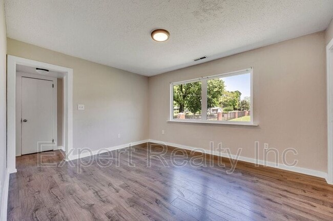 Building Photo - 1045B 57th St