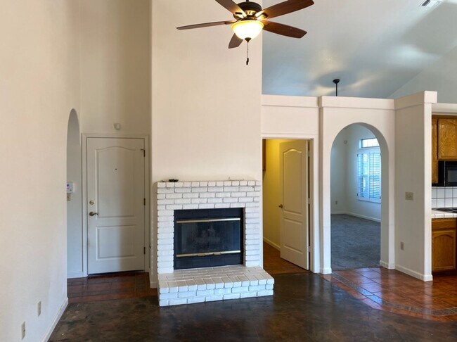 Building Photo - Single story located on a court!