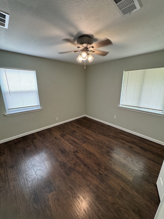 Building Photo - 115 Plainview Dr