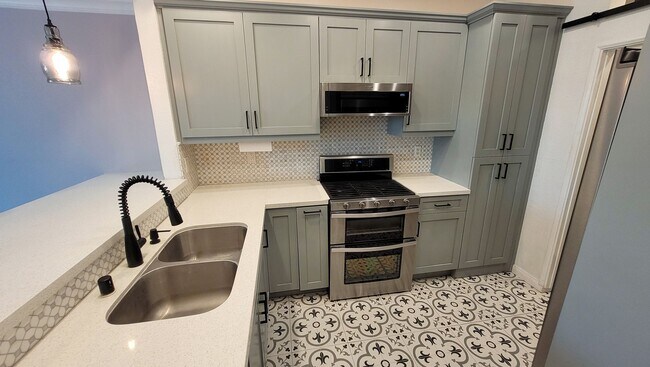 Building Photo - Downstairs 2 Bed 2 Bath Condo in Gated Community!