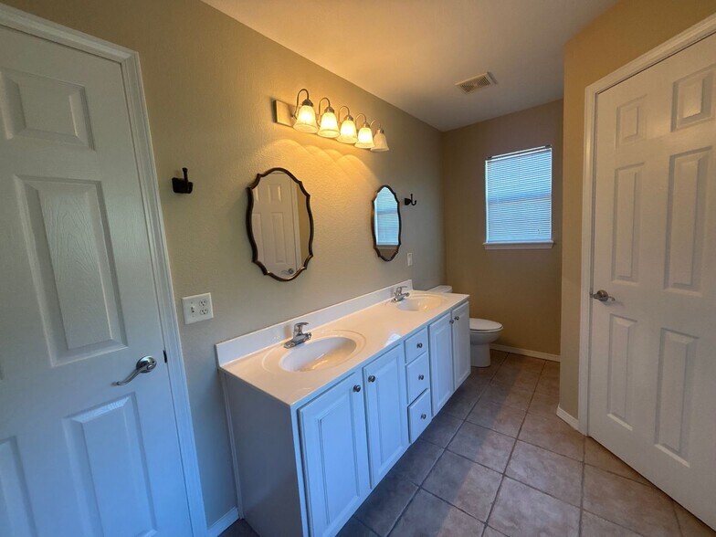 Building Photo - 1701 SW Elington St