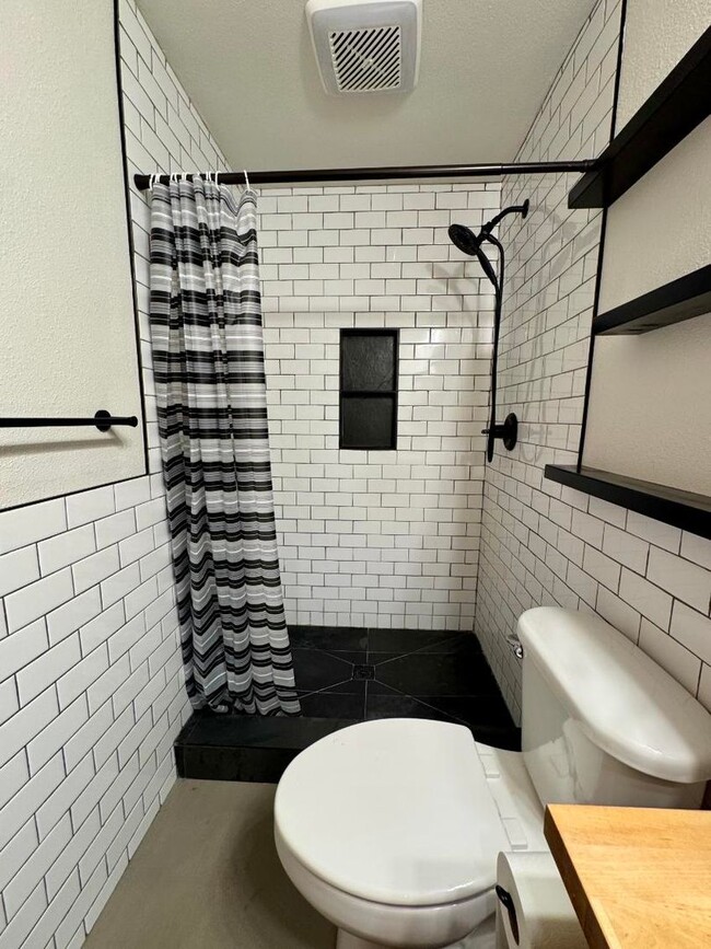 Building Photo - RENT SPECIAL - 1/2 Off First Month's rent! Charming 1BR in Convenient Eugene Location!