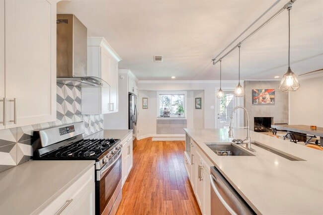 Building Photo - 600 Jetta Ct