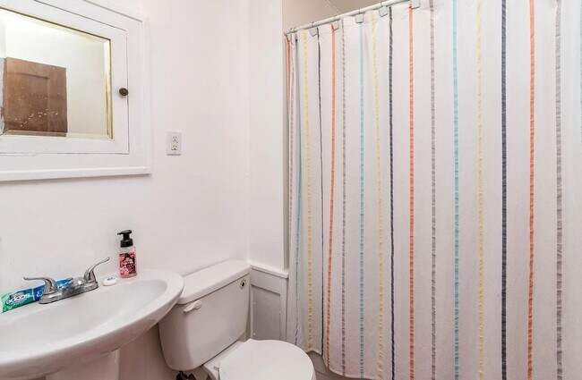 Building Photo - 3 bedroom, 1 bathroom East Campus House