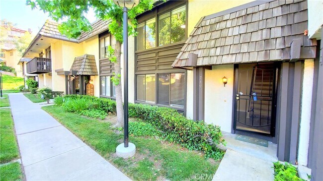 Building Photo - 719 Briarwood Ln