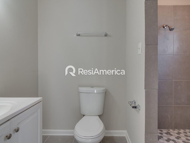 Building Photo - 3BR/2B Renovated Lake House Available For ...