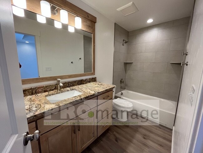 Building Photo - 3 Bed, 2 Bath Town Home w/ 2 Car Garage