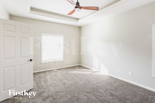 Building Photo - 911 E 8th Cir