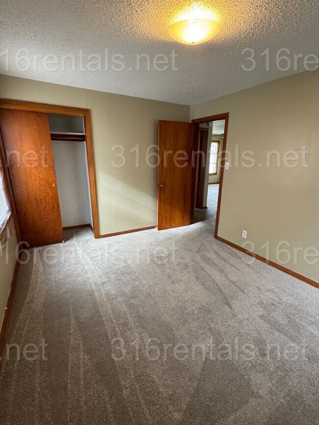 Building Photo - 2 Bed 1 bath house with attached garage in El Dorado!