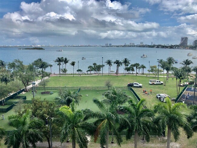 Building Photo - 1800 N Bayshore Dr