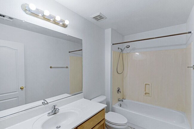 Building Photo - Beautiful Large 3 Bedroom home in Parkwood...