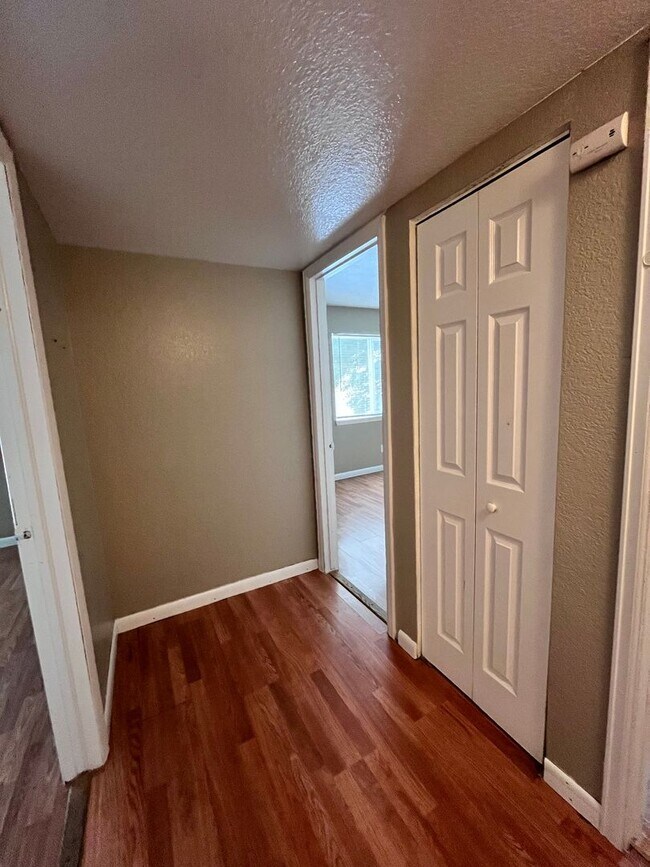 Building Photo - Large 3-bedroom 2 Bathroom in Robinwood! **Special**