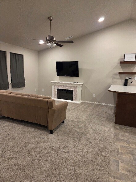 Building Photo - 600 Van Wy