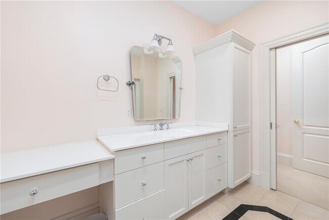 Building Photo - 524 Tillinghast Rd