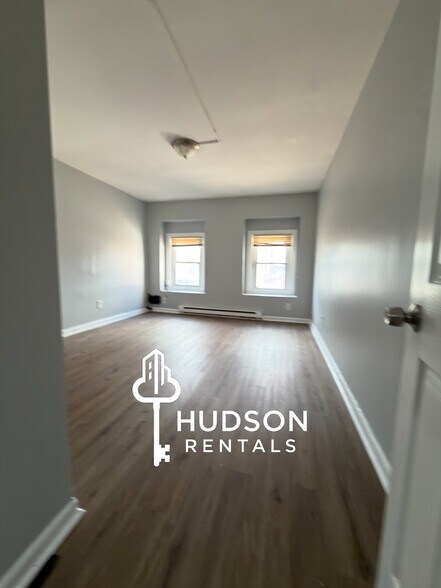 Building Photo - 366 Forrest St