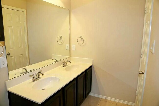 Building Photo - 8629 White Ibis Dr