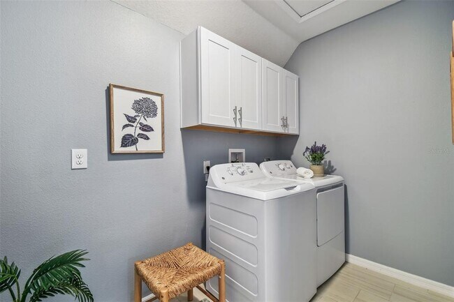 Building Photo - 8887 Little Bluestem Dr