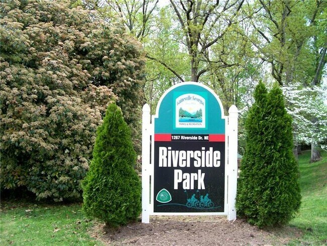 Building Photo - 1235 Riverside Dr