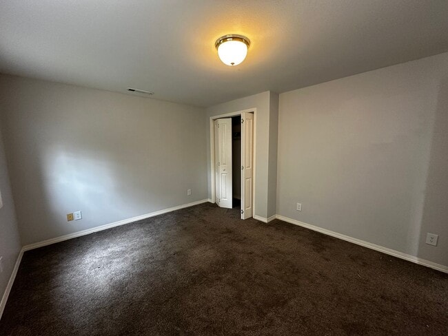 Building Photo - Very Spacious 1 Bedroom Upstairs Unit With A Private Deck