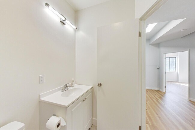 Building Photo - Introducing the Perfect Blend of Elegance and Comfort in San Francisco's Westwood Highlands!