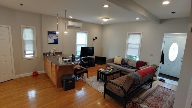 Building Photo - 33 Eastburn St