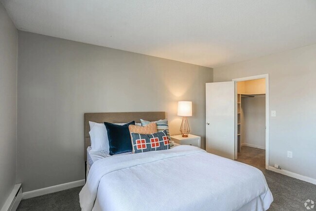 Building Photo - 8 Lakeview Gardens