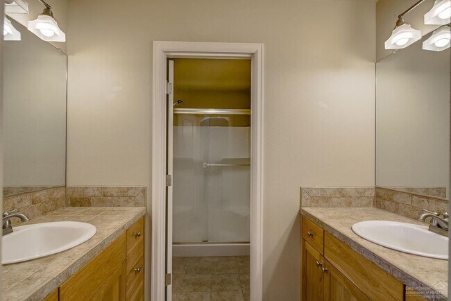 Building Photo - Beautiful 3 Bed/2.5 Bath Two-Story Duplex ...