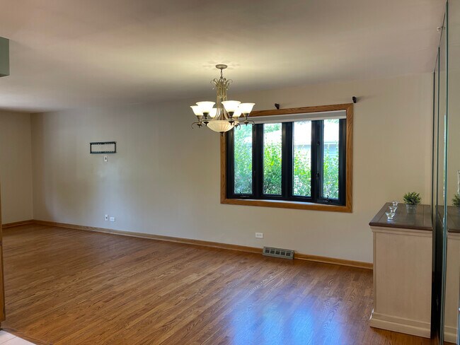 Building Photo - 5S509 Campbell Dr