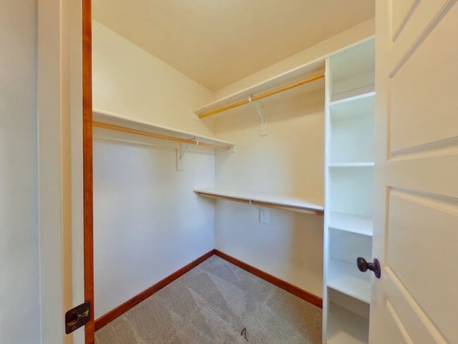 Building Photo - PET FRIENDLY! Beautiful 3 bedroom 2 1/4 bath townhouse in 4 Corners! Fenced backyard!