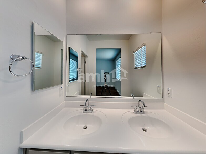 Building Photo - 814 S 150th Dr