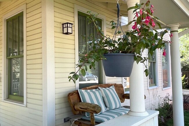Building Photo - Spring Semester Furnished House!